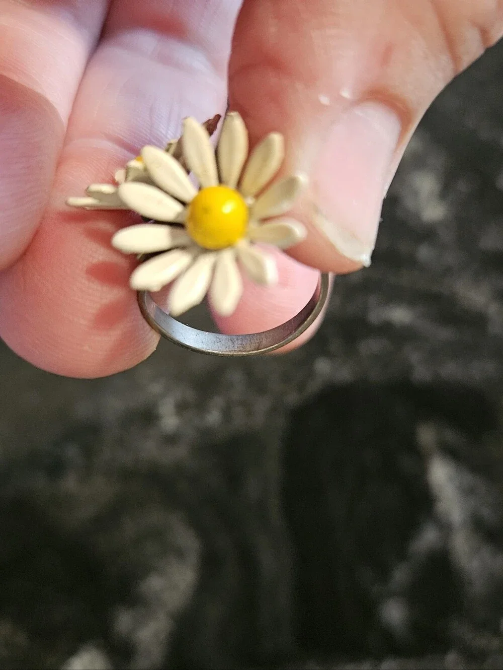 Vintage 1960s Enamel Daisy Bypass Ring - Mod Flower Power Wrap Ring, Excellent C